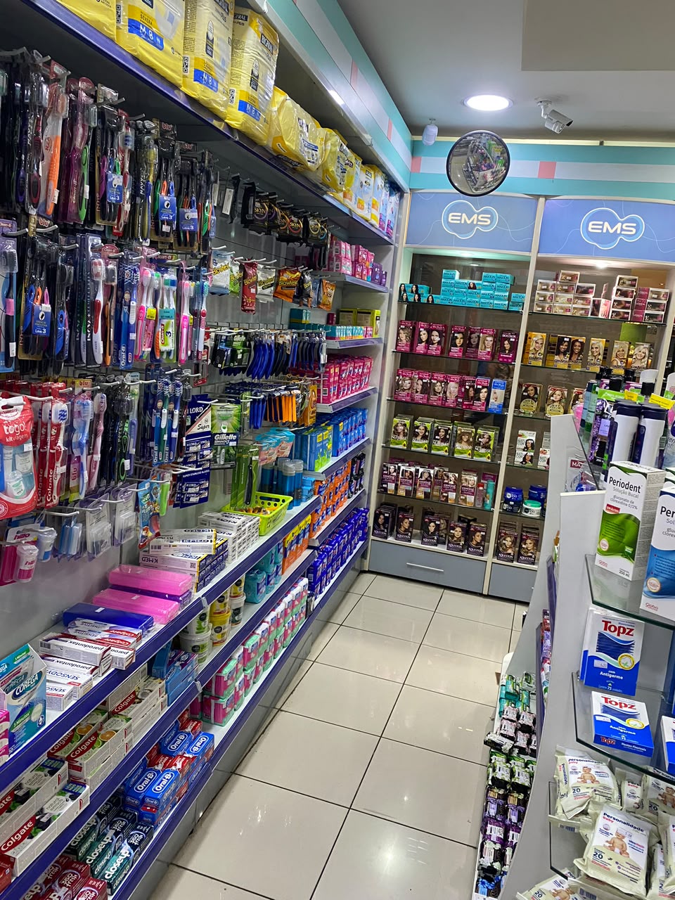 Corredor de higiene pessoal com escovas de dente, cremes dentais e coloração