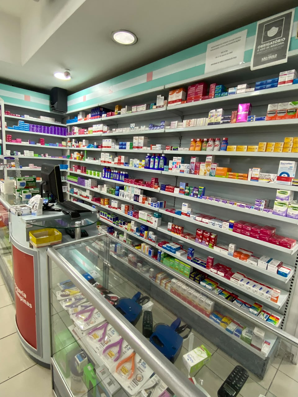 Prateleiras de medicamentos e vitrine da Drogaria Campinas, prontos para entrega