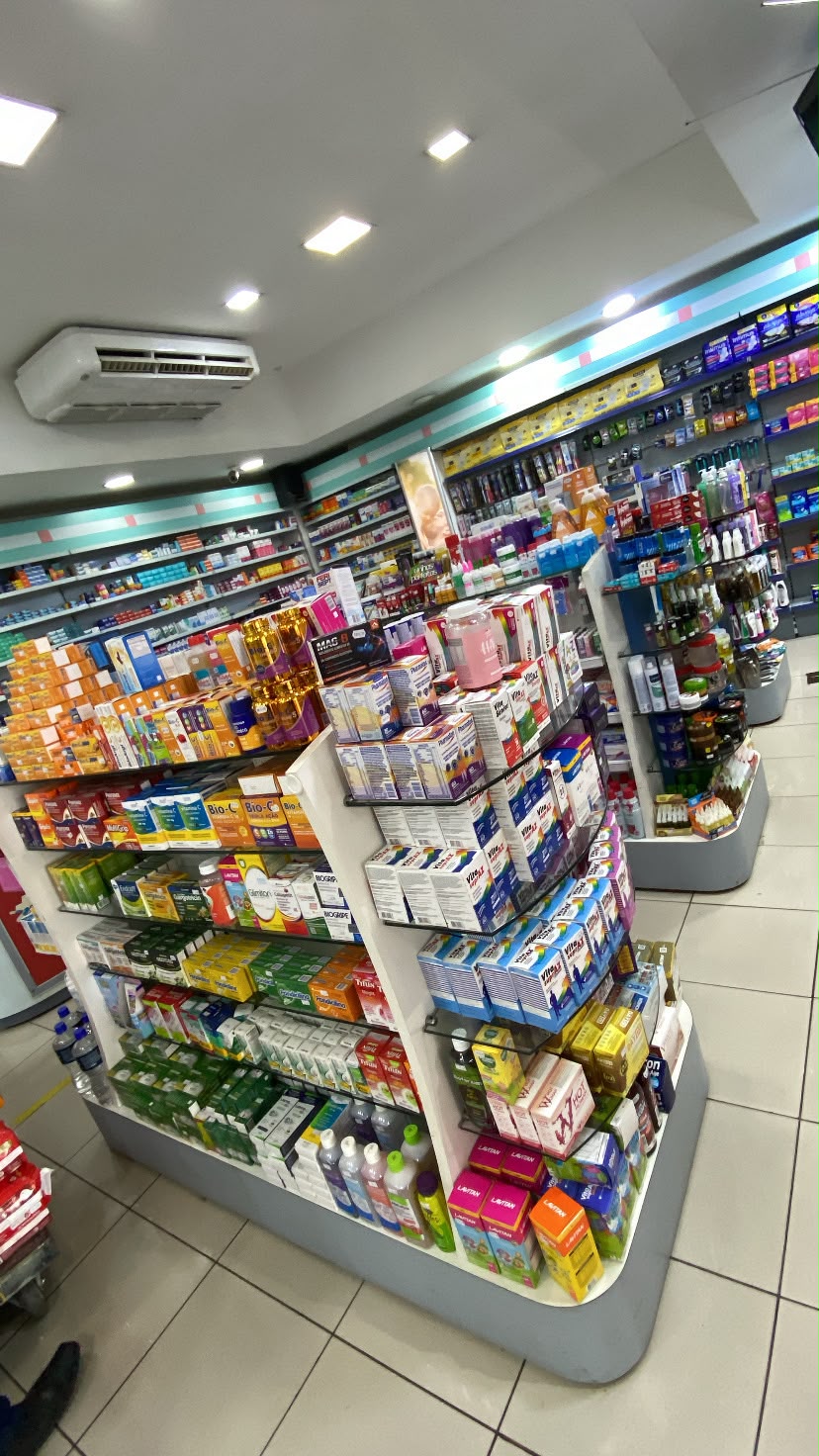 Ilha central com vitaminas, suplementos e produtos de dermocosmética